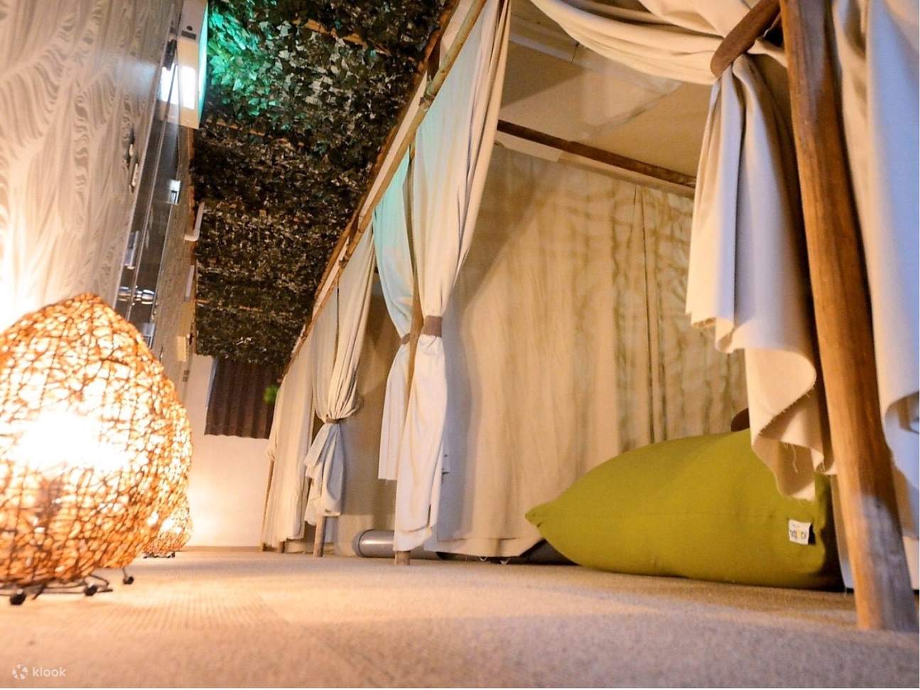 心地よい香りが空間に広がり、自然の音と柔らかな光が、聴覚、嗅覚、視覚など多方面から心を癒します。外国人観光客に人気で、喧騒から離れた静寂の中で、「王様」のような究極のリラックスをお楽しみいただけます。